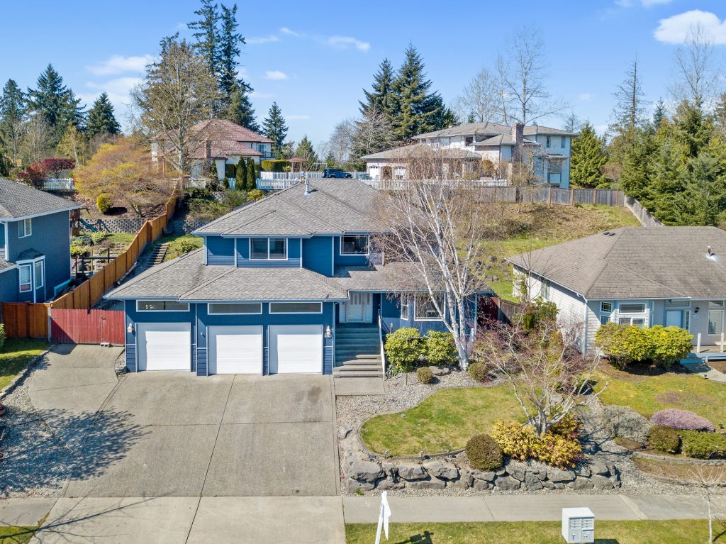 Welcome to 2628 18th St. SE in the established Manorwood View neighborhood in Puyallup!