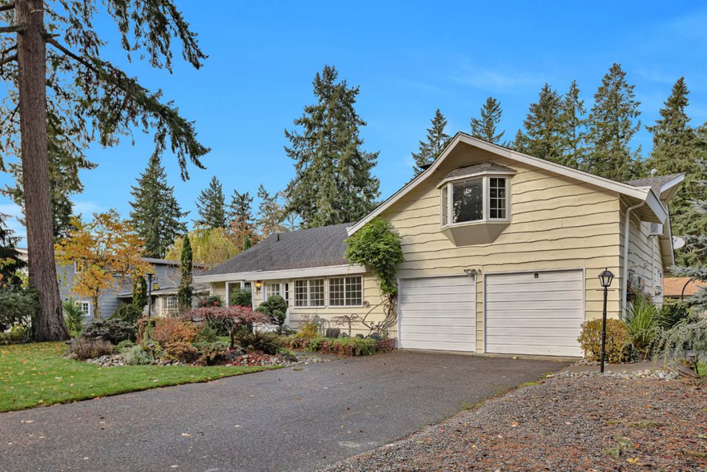 Welcome to 6909 81st St. SW - a turnkey cottage tucked away in the established Robinhood Estates community.