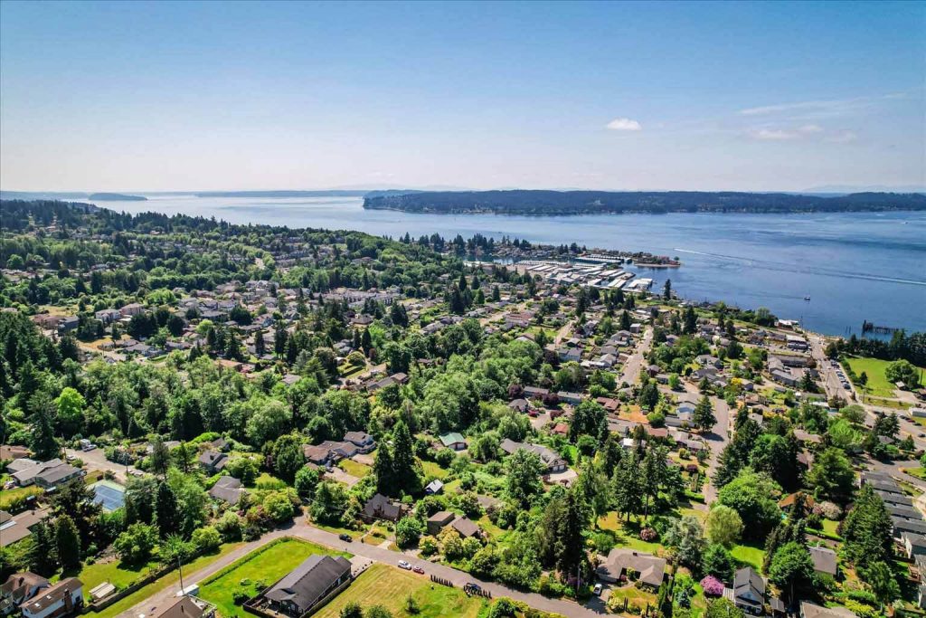 Situated between 6th Ave. - where Titlow Beach, the Spray Park and 75-acre Titlow Park are located - and 19th Ave. - where the Narrows Marina, Boathouse 19 and Narrows Brewing Company are - this is an amazing location!